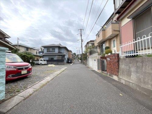 北側前面道路(2025年10月撮影) 北側前面道路(2025年10月撮影)