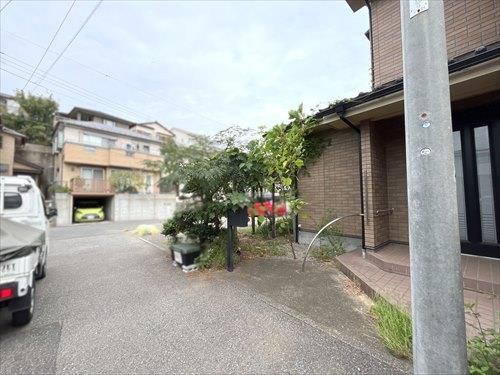 西側前面通路(2025年10月撮影) 西側前面通路(2025年10月撮影)