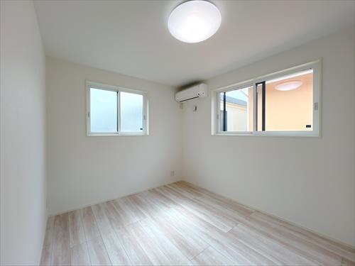 東側洋室（約5.4帖）