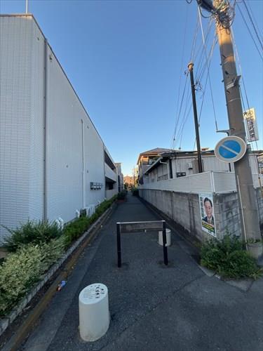 東側前面遊歩道（2025年11月撮影）