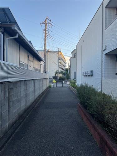 東側前面遊歩道（2025年11月撮影）