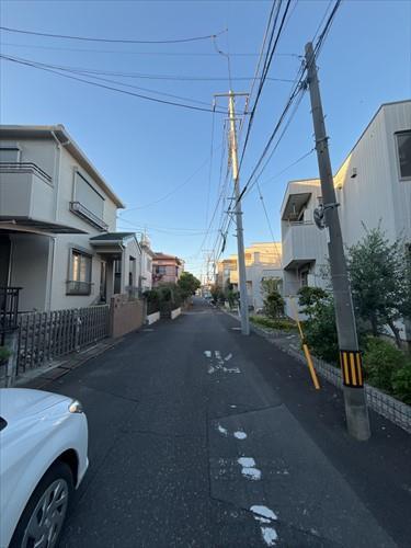 西側前面道路（2025年11月撮影）