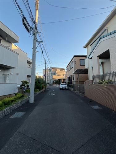 西側前面道路（2025年11月撮影）