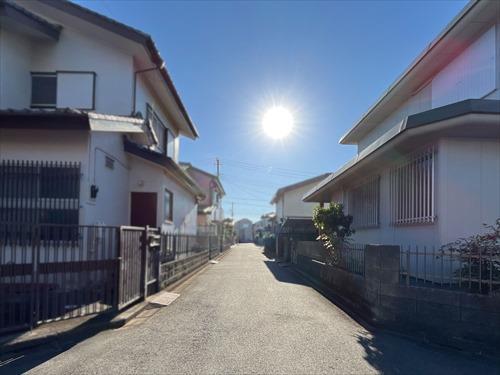 北東側前面道路（2025年12月撮影）