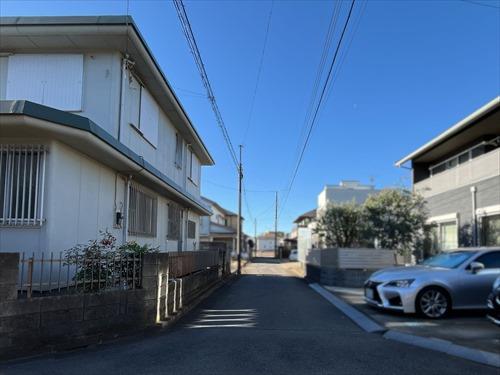 北西側前面道路（2025年12月撮影）