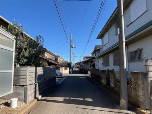 北西側前面道路（2025年12月撮影）