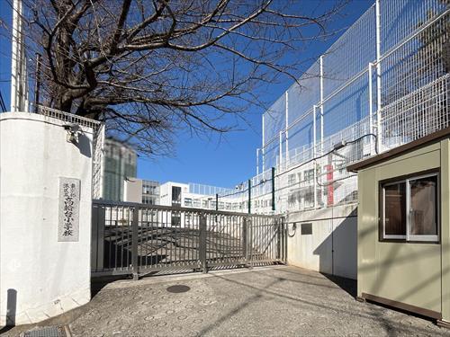 港区立高輪台小学校 590m