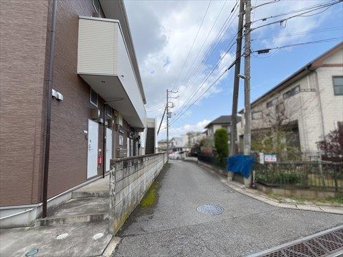 北東側通路（2026年3月撮影）