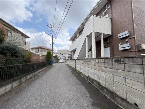 北東側通路（2026年3月撮影）