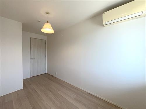 洋室約5.5帖：玄関正面 (2)