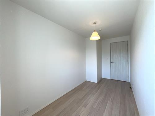 洋室約5.5帖：玄関正面 (3)