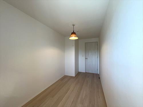 洋室約5.5帖：洗面所前 (3)