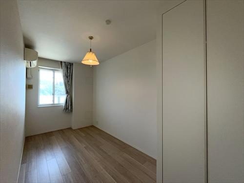 洋室約5.5帖：玄関正面 (1)