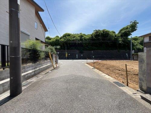北東側前面道路（2026年6月撮影）
