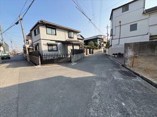 北東側前面道路