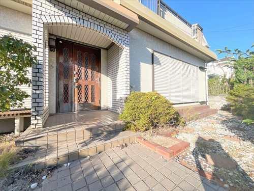 玄関ポーチ（2025年10月撮影）