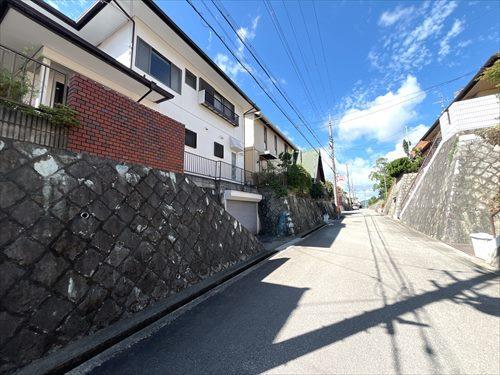 前面道路（東側より）