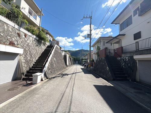 前面道路（西側より）