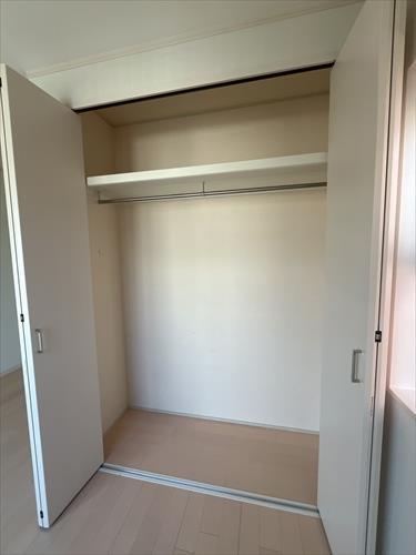 2階洋室5.3帖収納