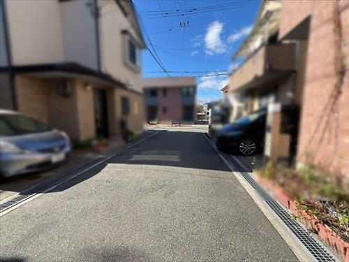 前面道路（東から西）