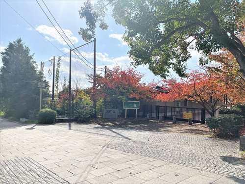 宝塚市立山手台小学校870m