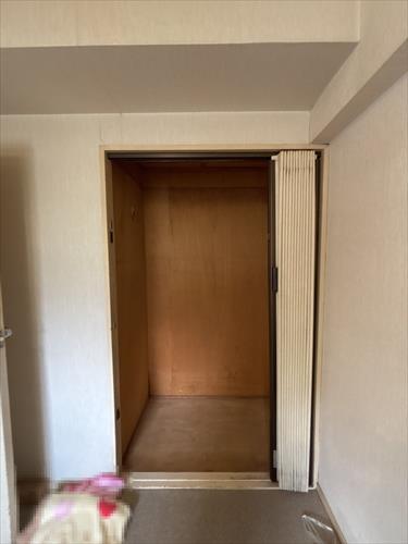 西側洋室：収納