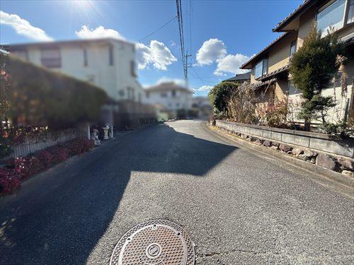 北側からの前面道路