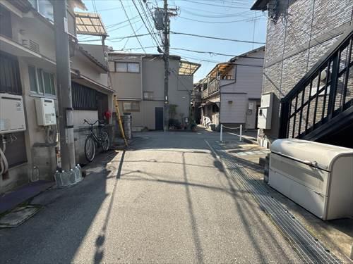 西側：前面道路