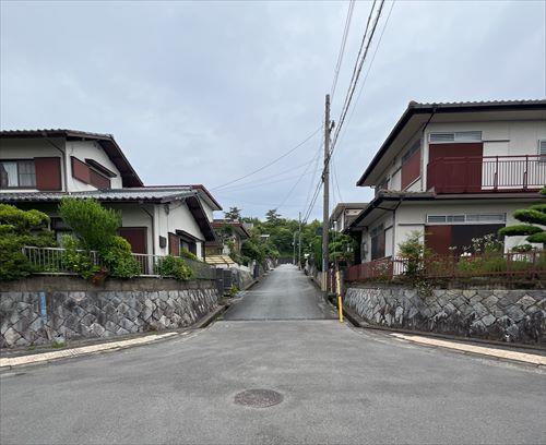北東側前面道路