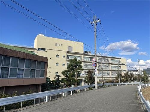 宝塚市立南ひばりガ丘中学校まで280ｍ