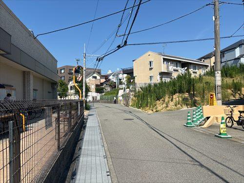 前面道路（西から東）