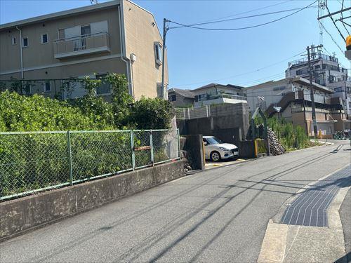 前面道路（東から西）