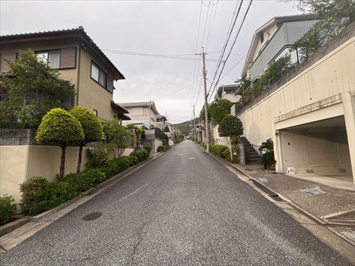 東側前面道路