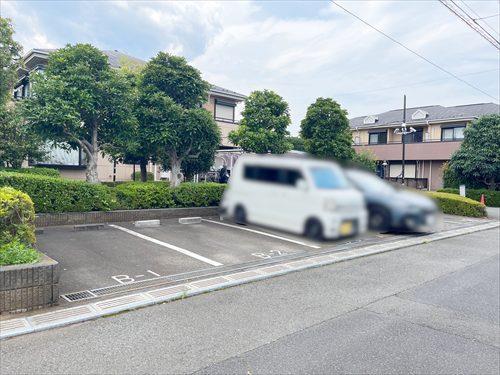 B号棟前駐車場
