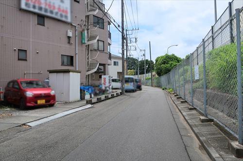 前面道路（北西側）