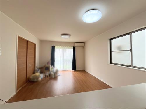 キッチンから見たリビング