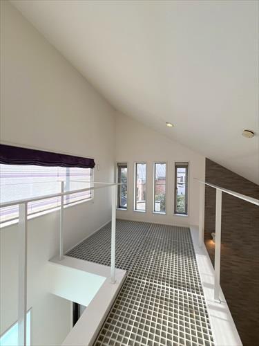 吹抜(グレーチング仕上)