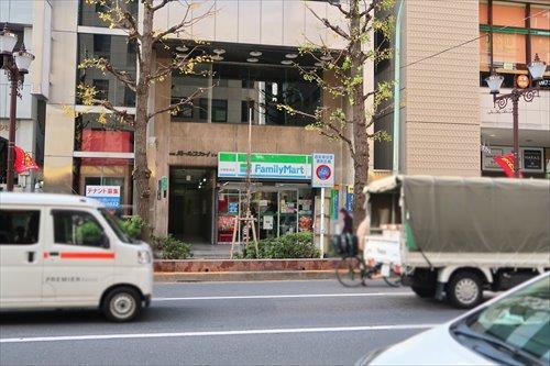 ファミリーマート中野駅南店80m