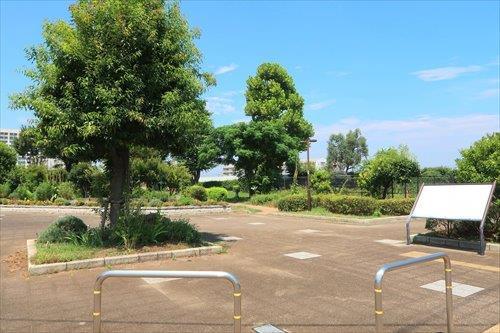 向原中央公園まで300ｍ