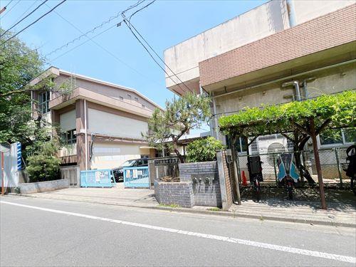 世田谷区立弦巻中学校(490m)