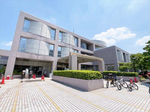 世田谷区立中央図書館(290m)