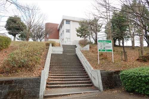 多摩市立聖ヶ丘小学校(950m)