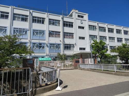 「高槻市立芝生小学校」まで徒歩５分