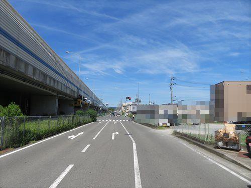 北西側道路（左側は名神高速道路）