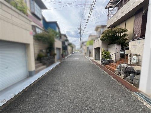 南側前面道路（2025年10月撮影）