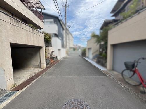 南側前面道路（2025年10月撮影）