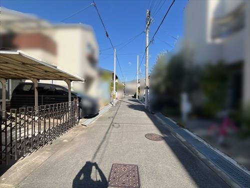 東側前面道路（2025年11月撮影）