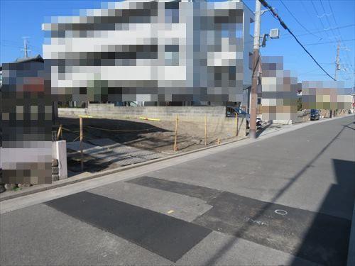 東側道路（南東より撮影）