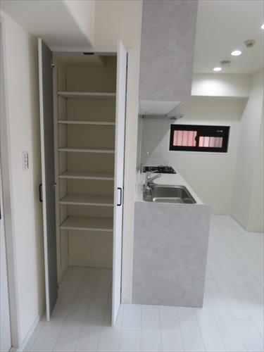 キッチン横の収納庫