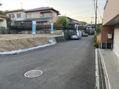東側前面道路（2026年4月撮影）